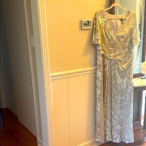 Like new Elegant Gold Adrianna Papell Floral/leaf Dress